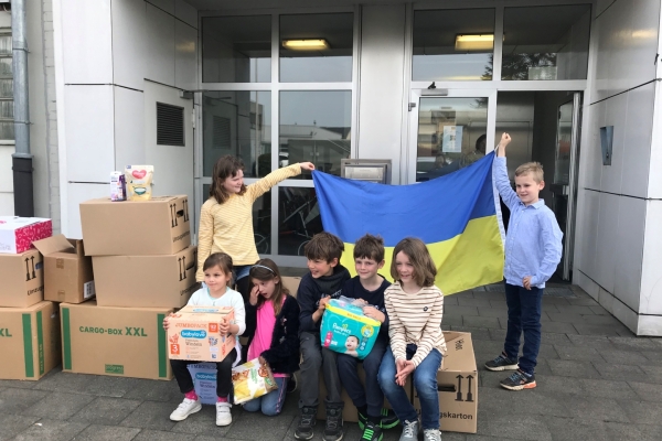 Kinder helfen Kindern Bild: Die Kinder im Mai 2022 an der Sammelstelle in Jülich. Dort starten die Transporte mit den von ihren Spendengeldern gekauften Hygieneartikeln. Foto: Stadt Jülich/ Rayisa Fits