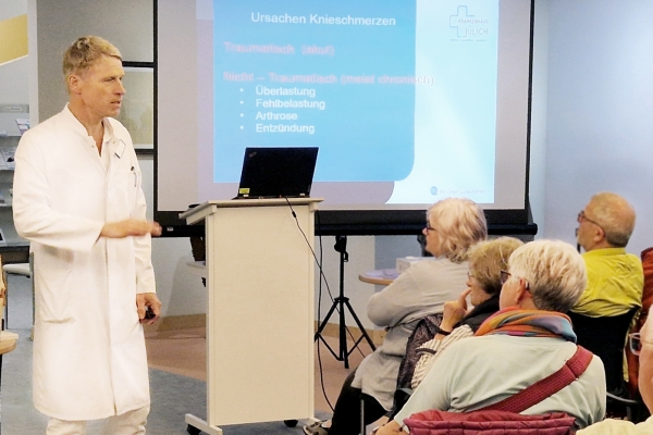 Bild: Intensiver Austausch: Chefarzt Dr. Lörken beantwortete in der Jülicher Gesundheitsstunde zahlreiche Fragen der Besucherinnen und Besucher. Foto: C. Lammertz