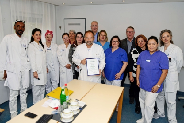 Bild: Das interdisziplinäre Team der Geriatrie und Altersmedizin im Krankenhaus Jülich freut sich über die erneute Verleihung des Qualitätssiegels Geriatrie.
