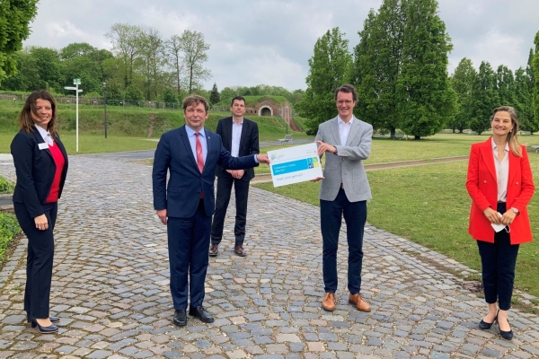 wuest-hauptfoto Minister Wüst (2.v.r.), Bürgermeister Fuchs (2.v.l.), Landtagsabgeordnete Peill (r.), AVV-Geschäftsführer Geulen (M.), städtische Mobilitätsbeauftragte Tonic-Cober (l.)