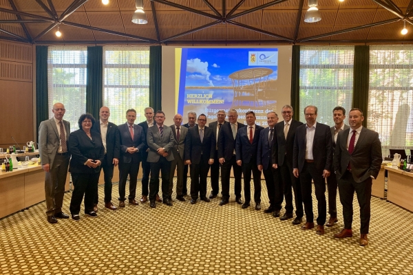 Bürgermeister der Tagebaurandkommunen schließend sich zusammen Bild: Gruppenbild der Bürgermeister der Tagebauanrainerkommunen (Halbkreis