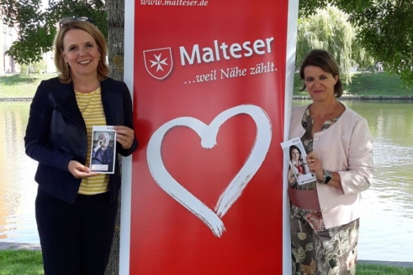 Bild: Ute Wallraven-Achten vom Malteser Hilfsdienst und Beatrix Lenzen von der Stadt JÃ¼lich freuen sich auf den Start des gemeinsamen Projekts â€žTelefonbesuchsdienstâ€œ.