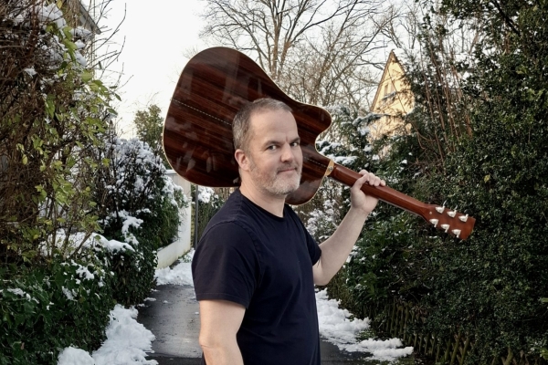 Konzert: Wätjen Bild: Heiko Wätjen mit der Gitarre auf der Schulter
