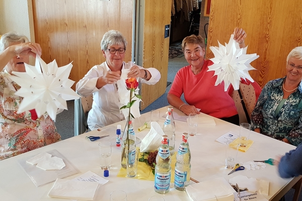 Das Alter ist eine bunte,lebendige Phse Bild: Mehre Frauen basteln große Weihnachtssterne
