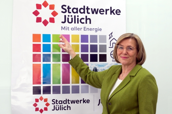 Marke steht für Jülich, Energie und Orientierung Bild: Marketingmanagerin Friederike Hirth präsentiert den neue Markenauftritt der Stadtwerke Jülich. (Foto: Looping Media)