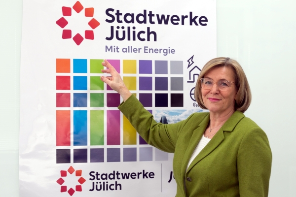 Bild: Marketingmanagerin Friederike Hirth präsentiert den neue Markenauftritt der Stadtwerke Jülich. (Foto: Looping Media)