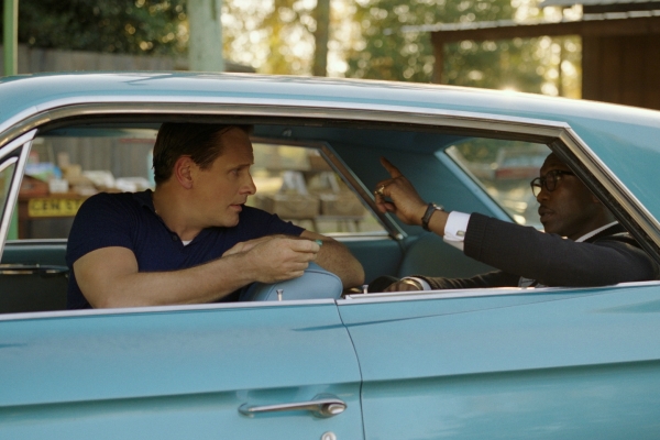 Green Book - Eine besondere Freundschaft Bild: Zwei Männer sitzen in einem blauen Auto und unterhalten sich