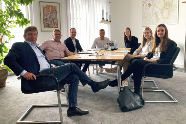 Pressemitteilung Neue Auszubildende bei der Stadtverwaltung Jülich - 2021 Bild: Bürgermeister Fuchs, Dezernent Schumacher, Ausbildungsleiter Jörres sowie die vier neuen Auszubildenden (vl)