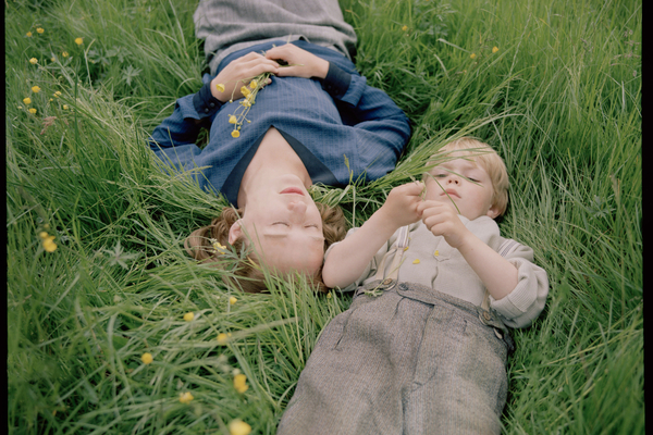 Astrid Bild: Astrid und ihr Sohn Lasse liegen im Gras.