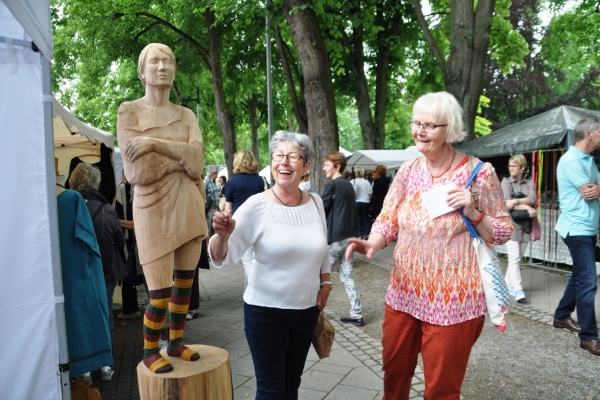 Bild: Kunsthandwerkerinnenmarkt - Holzskulptur und Besucherinnen