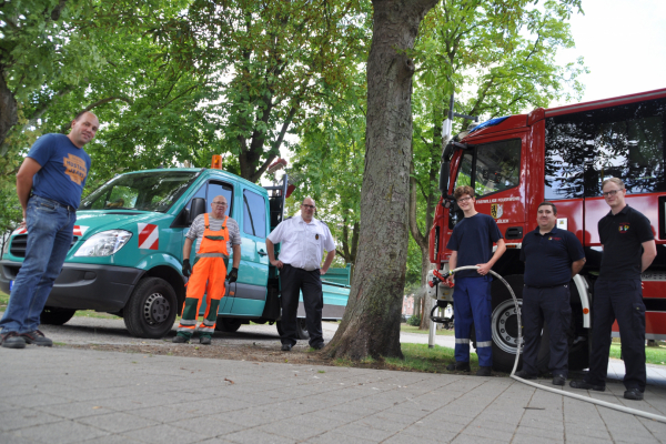 Bild:  Gemeinsam sind Bauhof und Feuerwehr derzeit unterwegs, um die BÃ¤ume im Stadtgebiet mit Wasser zu versorgen. Foto: Stadt JÃ¼lich/Stein