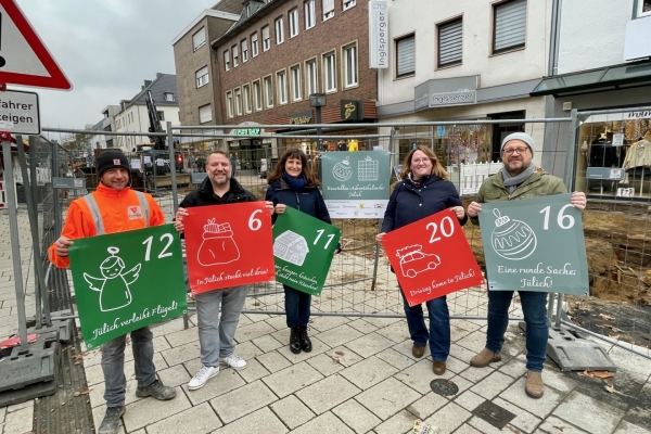 Bild: Das „Team Baustellen-Adventskalender“ im Rahmen der Probehängung Foto: Citymanagement Jülich
