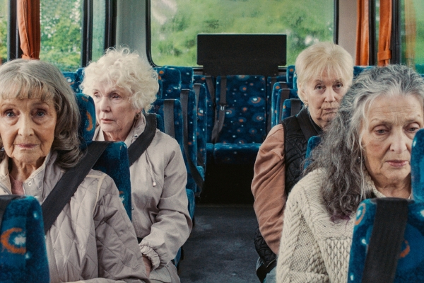 Kino: Vier Mütter für Edward Bild: Die vier Mütter sitzen in einem Bus.