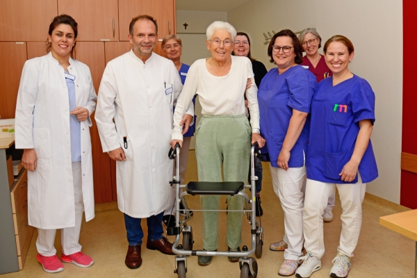 Patientin mit multidspilinÃ¤rem Team der Geriatrie und Altersmedizin
