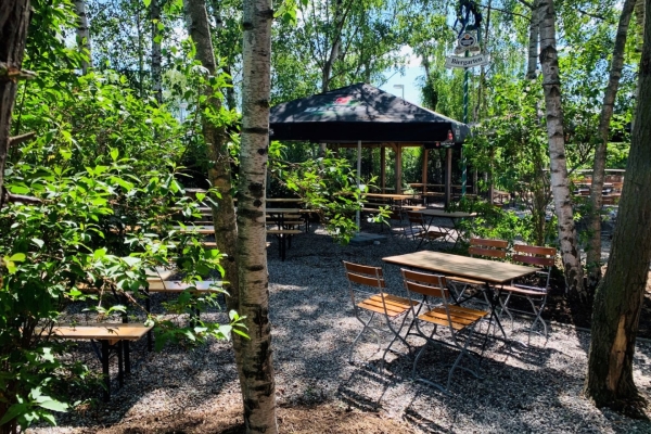 Bild: Der Biergarten im  Kulturbahnhof