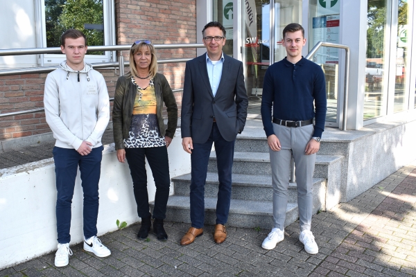SWJ - Azubis 2021 Bild: Fabian Künne (l.) und Lukas Totzek (r.) werden als neue Auszubildende der SWJ von Gaby Peters und Dirk Sandmann begrüßt. Foto: SWJ