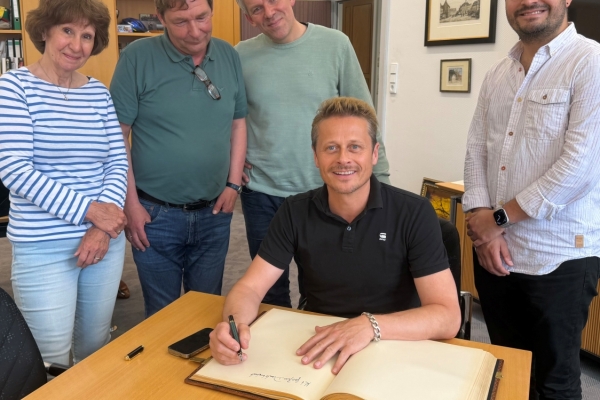 Bild: Roman Knižka und das Ensemble OPUS 45 begeisterten erst die Jülicher, dann ließen sie sich selber begeistern von der Geschichte der Stadt rund um die Zitadelle und trugen sich ins Goldene Buch der Stadt ein. Fotos: Gisa Stein