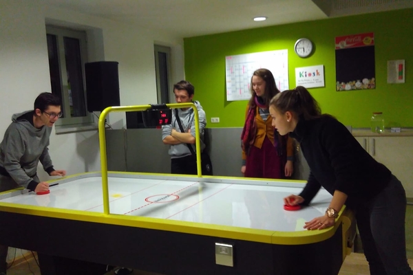 Besuch im Jugendheim Bild: Mitglieder des Jugendparlaments beim Air-Hockey im städtischen Jugendheim.