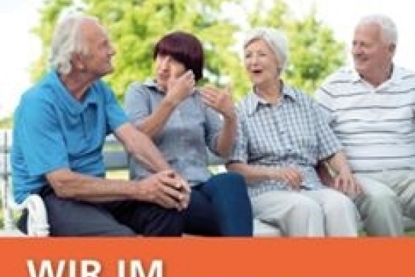 Bild: Seniorinnen und Senioren sitzen miteinander redend auf einer Bank.