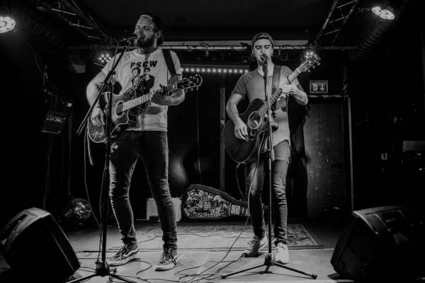 Biergarten Konzert im Kuba Bild: Die Gruppe Fluegge