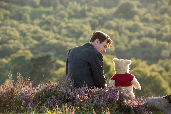 Bild: der erwachsene Christopher Robin mit Winnie Puuh