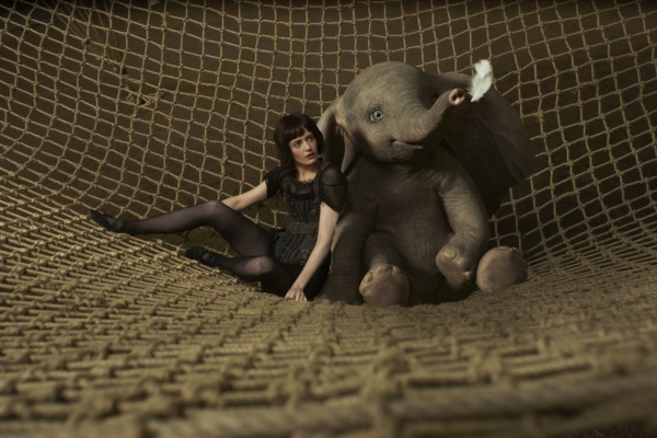 Dumbo Bild: Dumbo und eine Artistin liegen im Netz