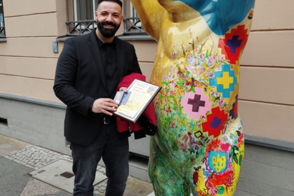 Ehrenmedaille Ukraine - Mo Khomassi neben Berliner Bär