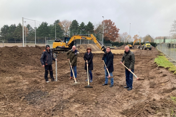 PR 250 - Es geht voran - Pumptrack-Anlage Bild: Bürgermeister Axel Fuchs (2.v.r.), Dezernentin Doris Vogel (Mitte), Gert Marx (r.) als Leiter des Amtes für Kinder, Jugend, Schule und Sport sowie Mitarbeiter Achim Maris (2.v.l.)