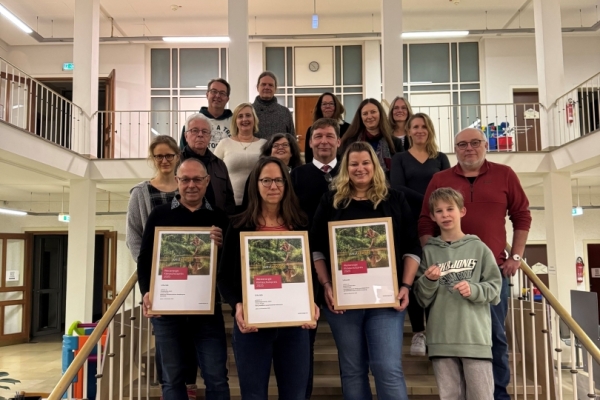 Bild: Gruppenfoto der Preisträger mit Bürgermeister Fuchs (m)