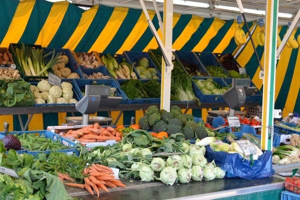 Wochenmarkt Bild: Wochenmarkt Stand mit Gemüse und Obst