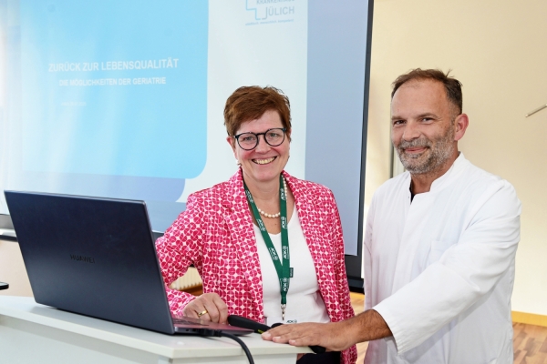 Ein anderer Blick auf die Patienten Bild: Konstantinos Chondros erklärte die Besonderheiten der Fachrichtung Geriatrie und Altersmedizin. Barbara Goller begrüßte die Gäste im Namen des Mitveranstalters AOK. Foto: C. Lammertz