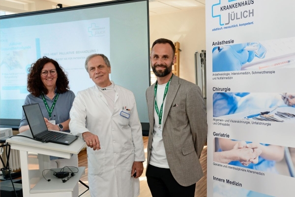 Den Tagen mehr Leben geben Bild: Dr. Thomas Stolzenburg (im Bild mit Beate Offergeld und Sebastian Donath von der AOK) sprach in der Jülicher Gesundheitsstunde über die Bedeutung von Palliativmedizin. Foto: C. Lammertz