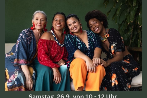 Bild: Vier Frauen sitzen lachend nebeneinander auf einem Sofa. Darüber und darunter stehen die Informationen zur Veranstaltung.