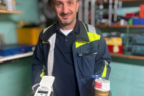 Bild: Cengin Aktas, Zähler-Monteur der Stadtwerke Jülich, stellt den bisherigen Zähler und den  neuen Ultraschallzähler vor. Foto: Stadtwerke Jülich 