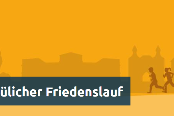 Zeichnung: gelber Hintergrund, etwas dunkler Skyline, helle Tauben, Silhouette laufender Kinder, Schrift: 13. Jülicher Friedenslauf