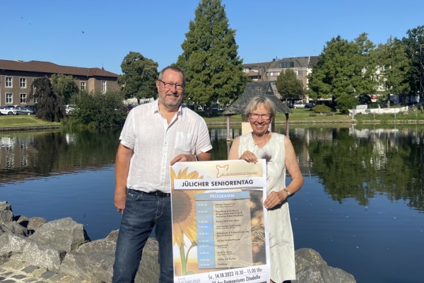 Einladung zum Seniorentag am 14. Oktober Bild: Die Vorsitzende des Seniorenbeirates Hannelore Stöber-Steinbrech und ihr Stellvertreter Hermann Uhlenbruck freuen sich auf den diesjährigen Seniorentag. Foto: S. Haxha/Stadt Jülich