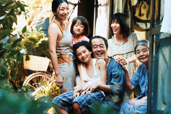 Bild: Die Familie um Osamu Shibata 