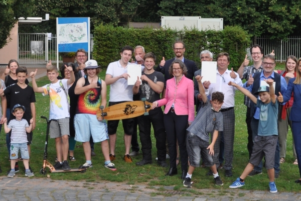 Bild: Ministerin Scharrenbach, Bürgermeister Fuchs u.a. Beteiligte freuen sich Bild: Ministerin Scharrenbach, Bürgermeister Fuchs u.a. Beteilige freuen sich