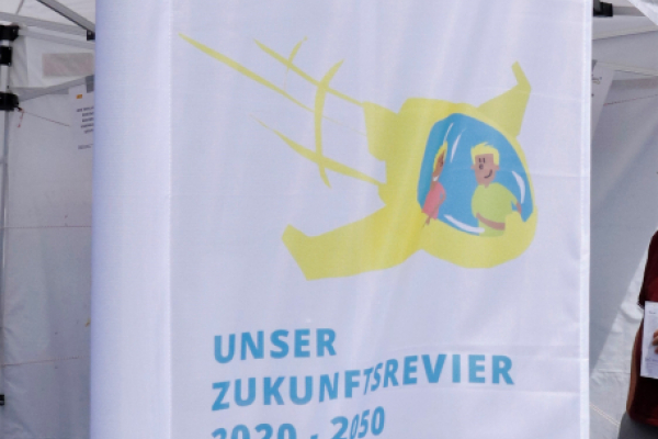 Bild: Fahne mit dem Logo der Zukunftsagentur Rheinisches Revier