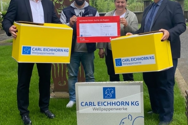 Bild: 4 Personen bei Spendenübergabe Bild: 4 Personen bei Spendenübergabe