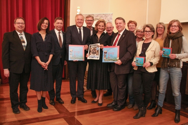 Wir sind alle die Stadt Bild: Die Preisträger des Stadtmarketing-Preises Jülich mit Bürgermeister Fuchs und Dr. Patricia Peill