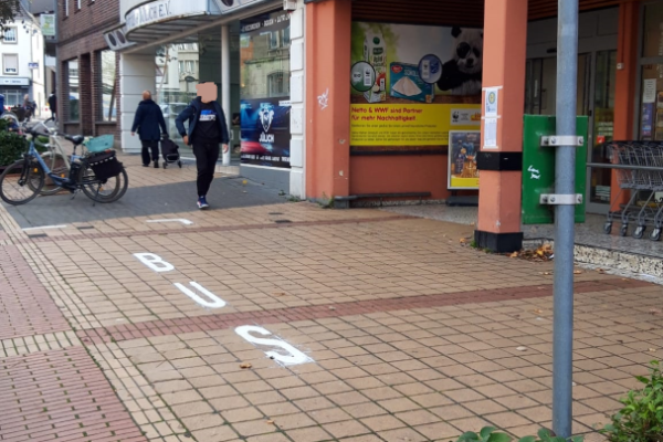 Bild: Die neue Haltestelle des Bürgerbusses am Discounter