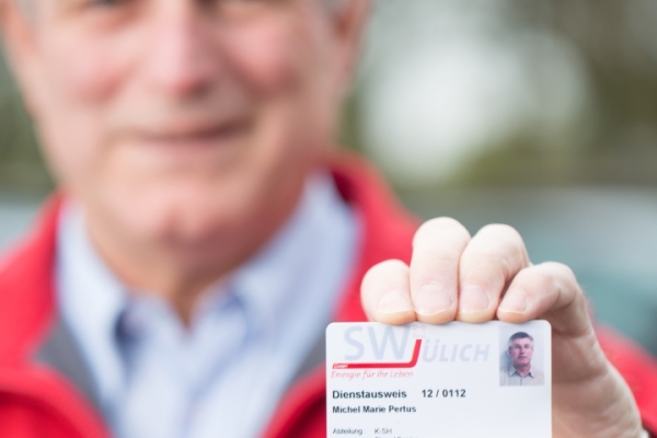 SWJ - Außendienst-Mitarbeiter korrekt ausgewiesen Bild: So sieht der Dienstausweis der Mitarbeiter der Stadtwerke Jülich aus.
