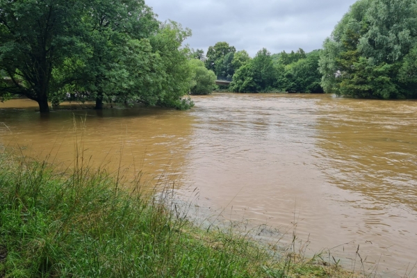 PR 115 - Hilfe nach Hochwasser in Jülich - Aktuelle Informationen Bild: Hochwasser in Jülich - die Rur ist über die Ufer getreten