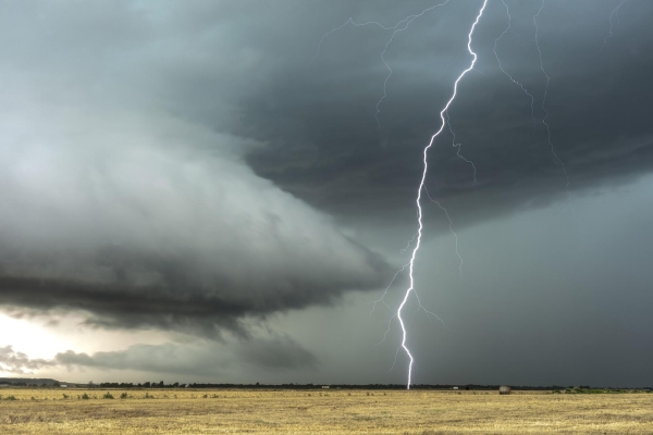Bild: Ein Blitz schlägt in ein Feld