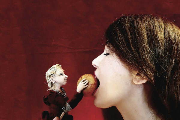 Bild: Der vergiftete Apfel. Fotograf: Zur VerfÃ¼gung gestellt von Theater Anna Rampe