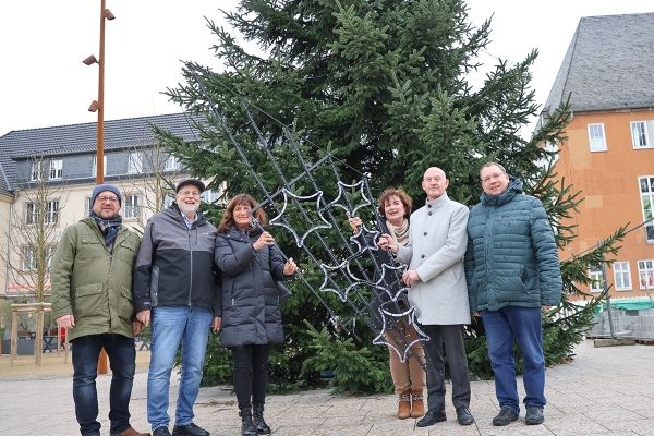 Weihnachtsbeleuchtung für den neu gestalteten Marktplatz als gemeinsames Förderprojekt Bild: Guido von Büren, Ulf Kamburg, Antje Müller, Claudia Essling, Ulrich Backhausen und Frank Manfrahs