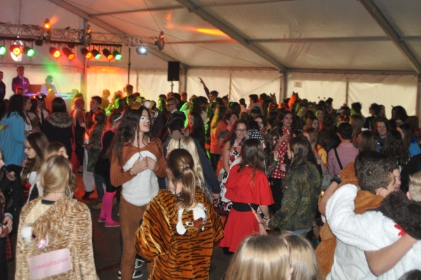 Bild: KostÃ¼mierte Jugendliche feiern Karneval im Zelt auf dem Schlossplatz.