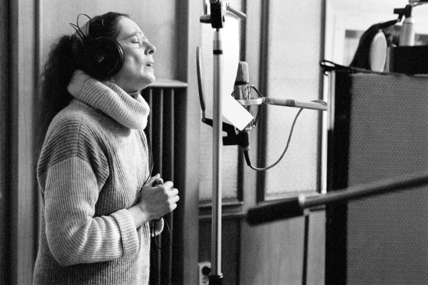Kino Bettina Bild: Bettina steht singend vor einem Mikrofon.