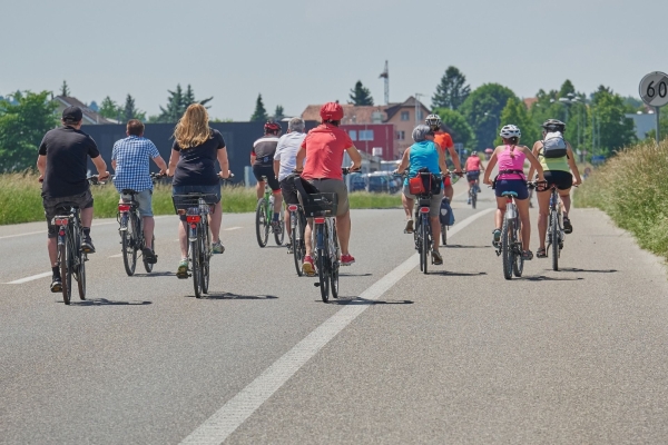 Bild: Viele Fahrradfahrer fahren auf der Straße